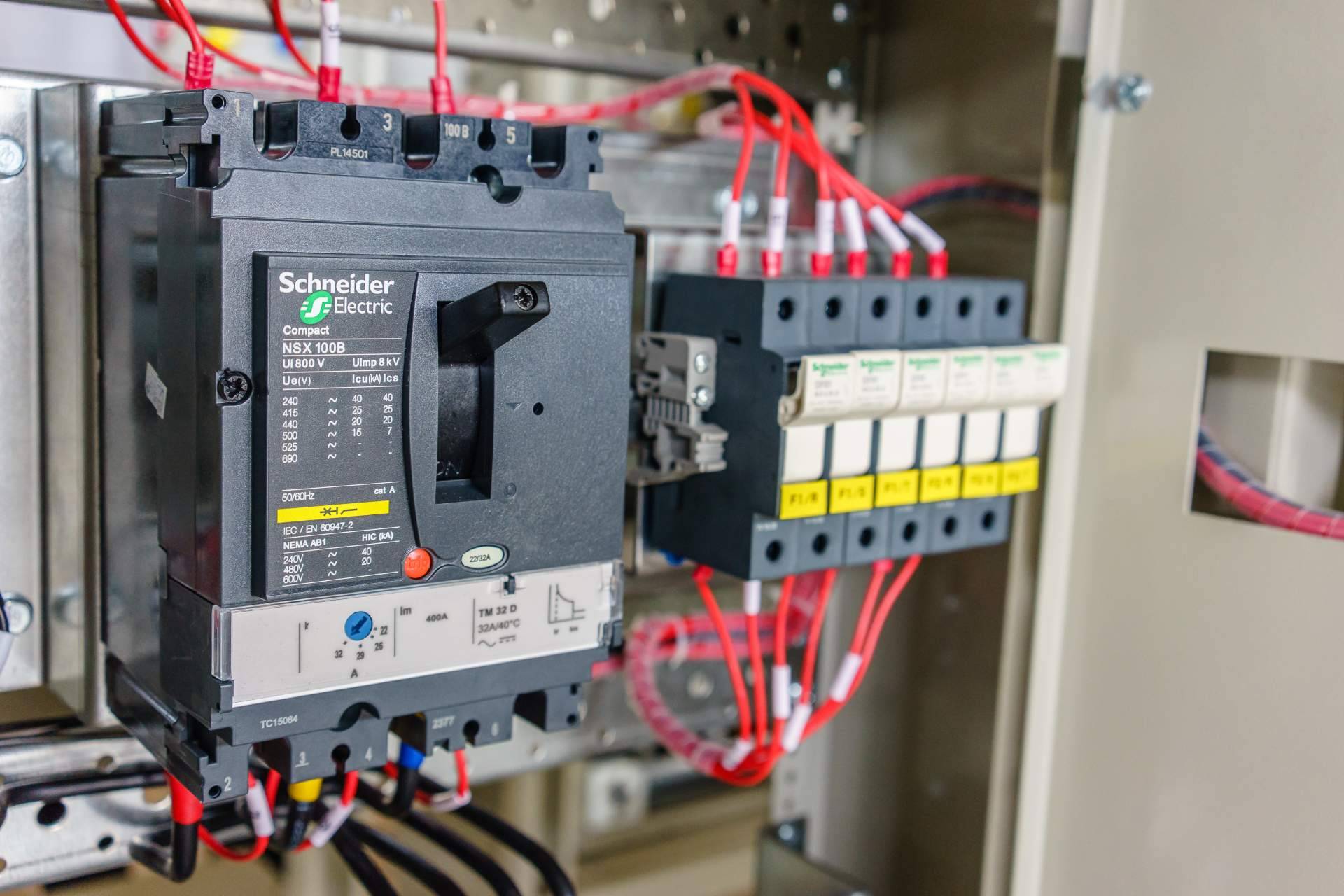 Amplio catálogo de material eléctrico Schneider Electric disponible online con condiciones ventajosas en Cadenza Electric