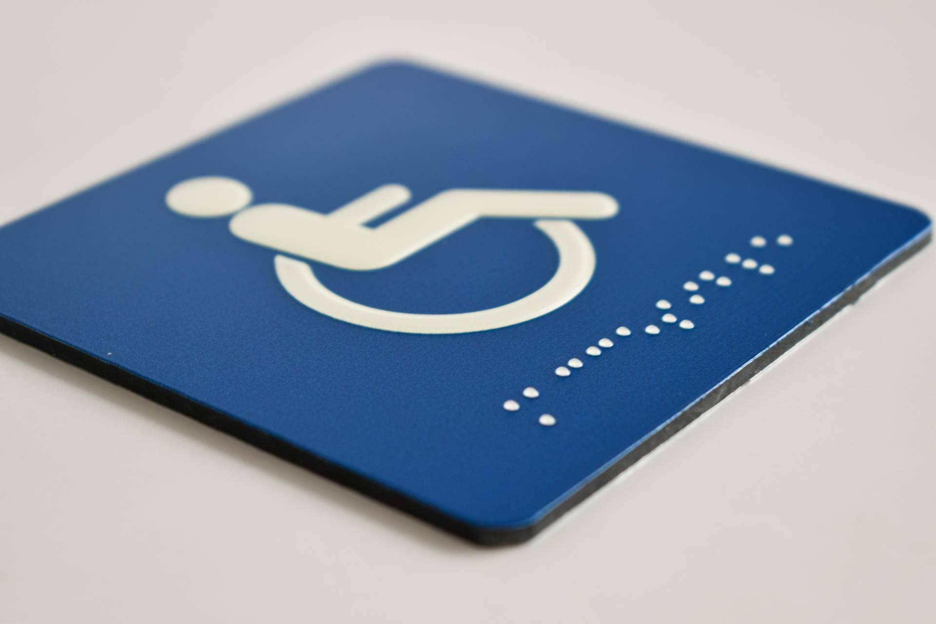 Señalización accesible que transforma espacios; Databraille impulsa entornos inclusivos con soluciones en Braille