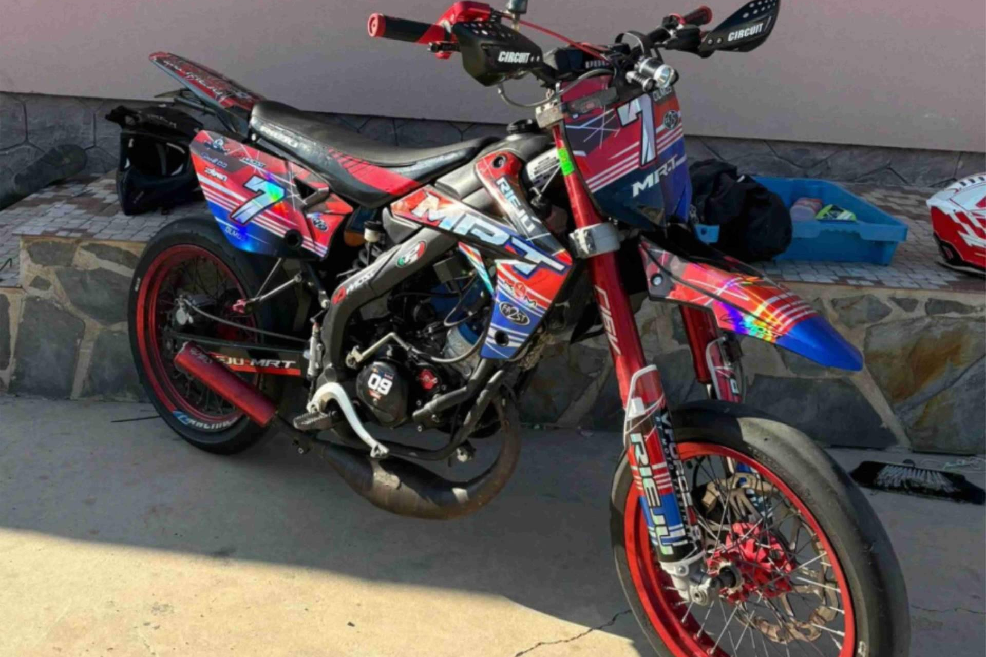 ADHESIVOSEMBARRADOS destaca por sus kit de adhesivos personalizados en el mundo del motor