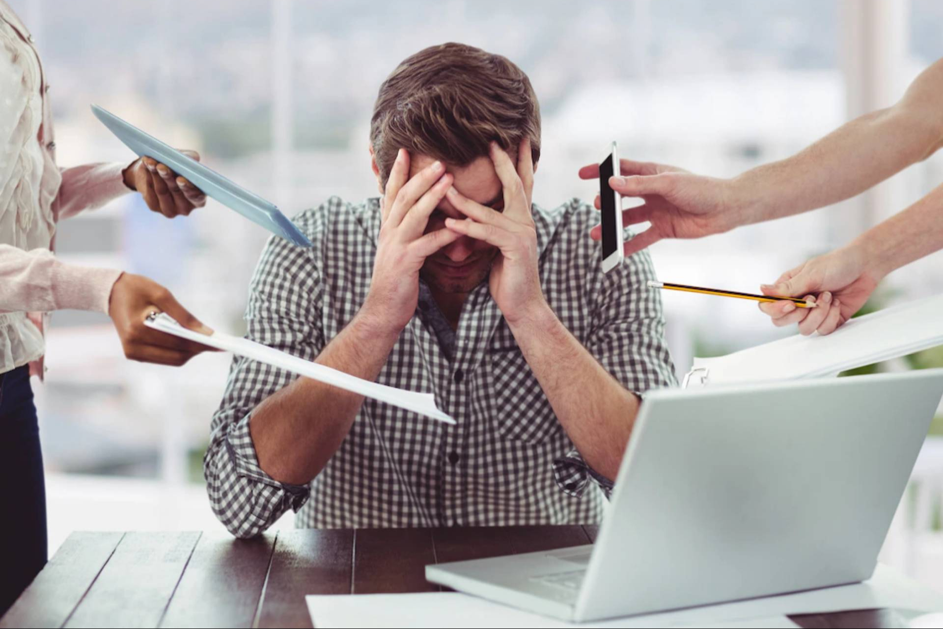 Cómo prevenir el desgaste emocional en el trabajo y recuperar la motivación laboral