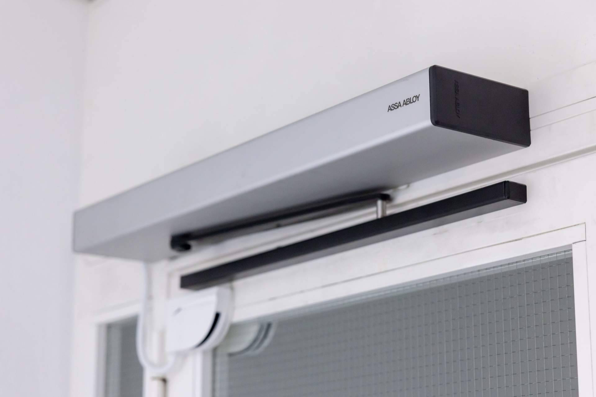 Innovación y funcionalidad en puertas batientes, la propuesta de ASSA ABLOY para entornos exigentes