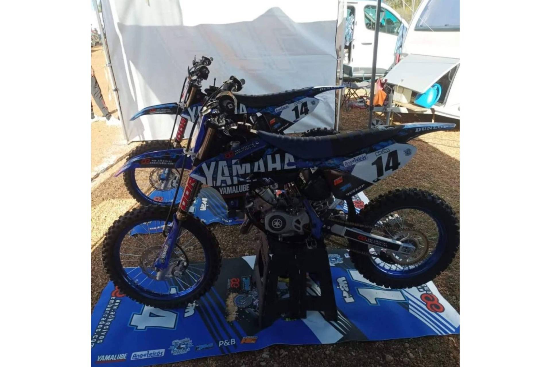 Adhesivosembarrados lanza alfombras para moto y quad con diseños personalizados y colores vibrantes