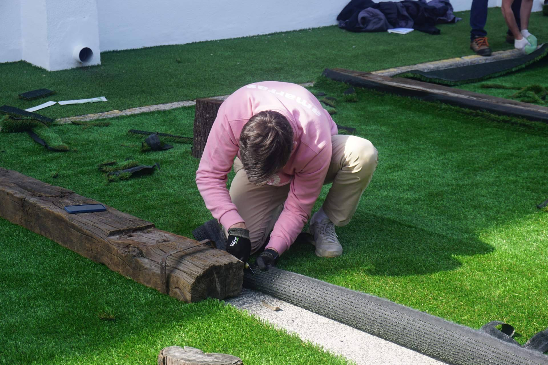 Colocación de césped artificial con estándares medibles; instaladores Albergrass elevan el acabado