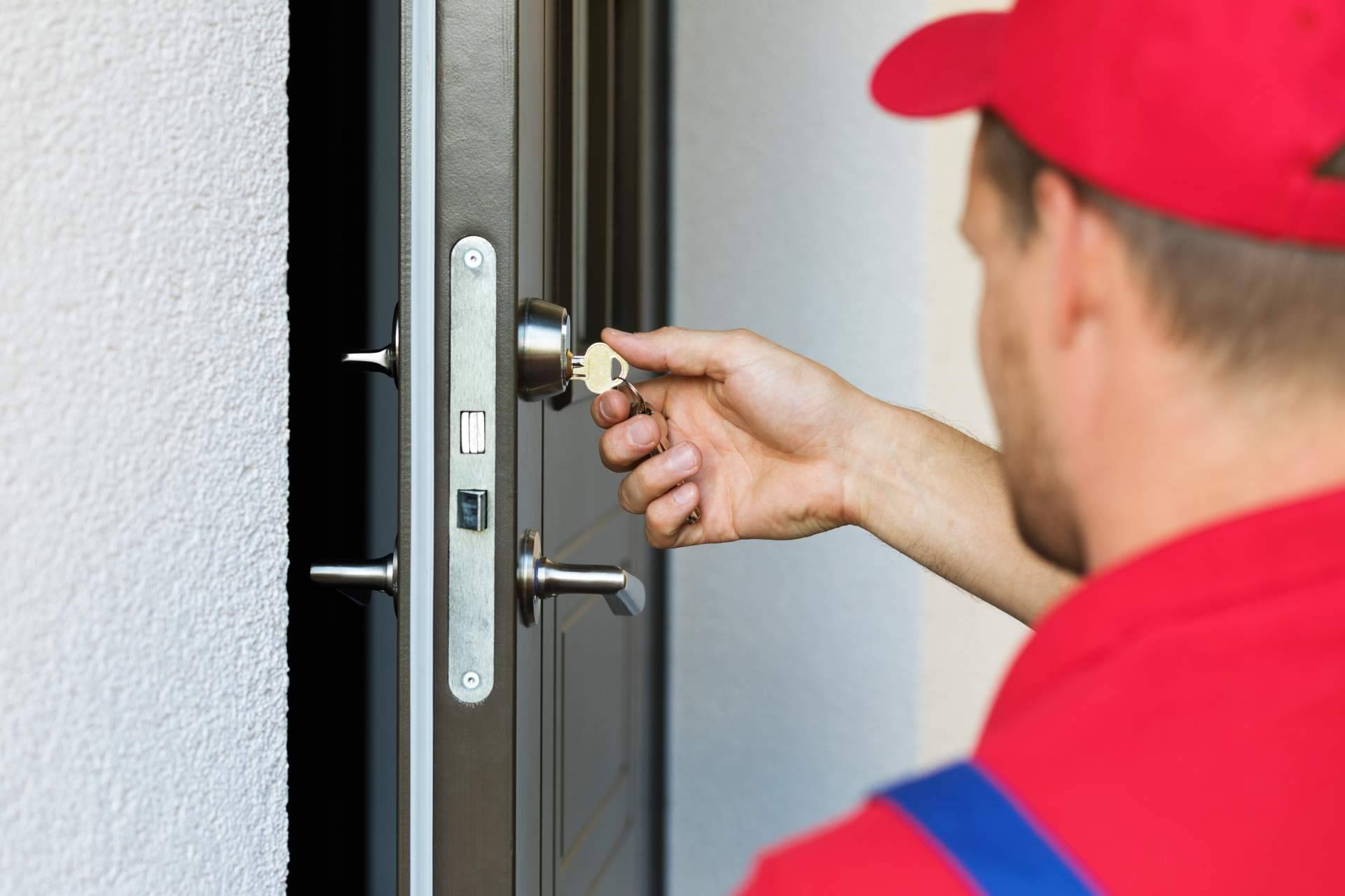 Soluciones González refuerza su servicio de instalación y reparación de puertas en San Juan de Alicante