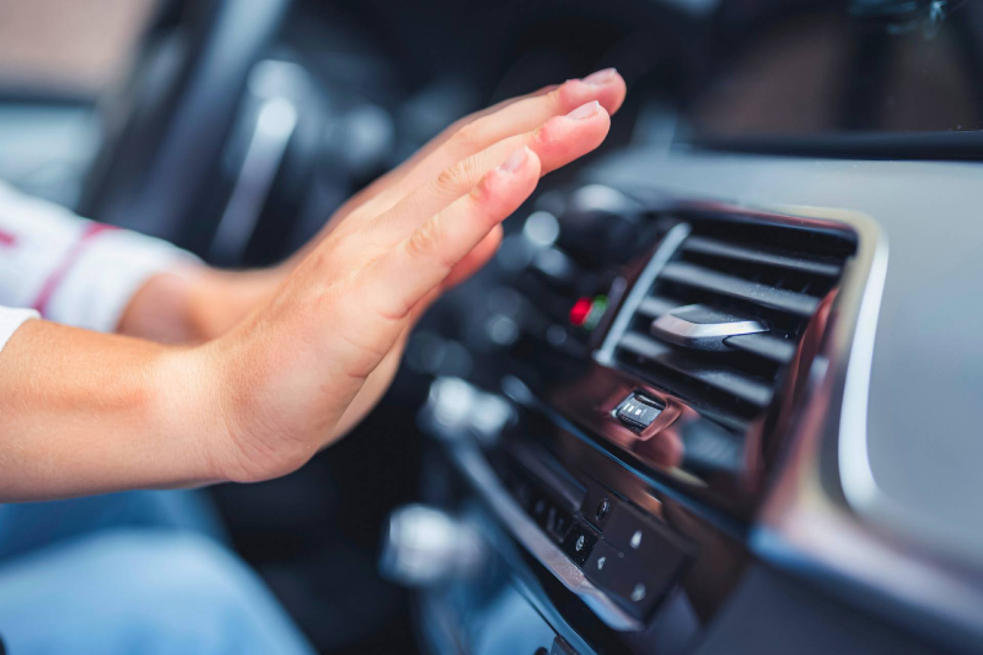 Dónde hacer la carga de aire acondicionado del coche en Málaga con garantías reales