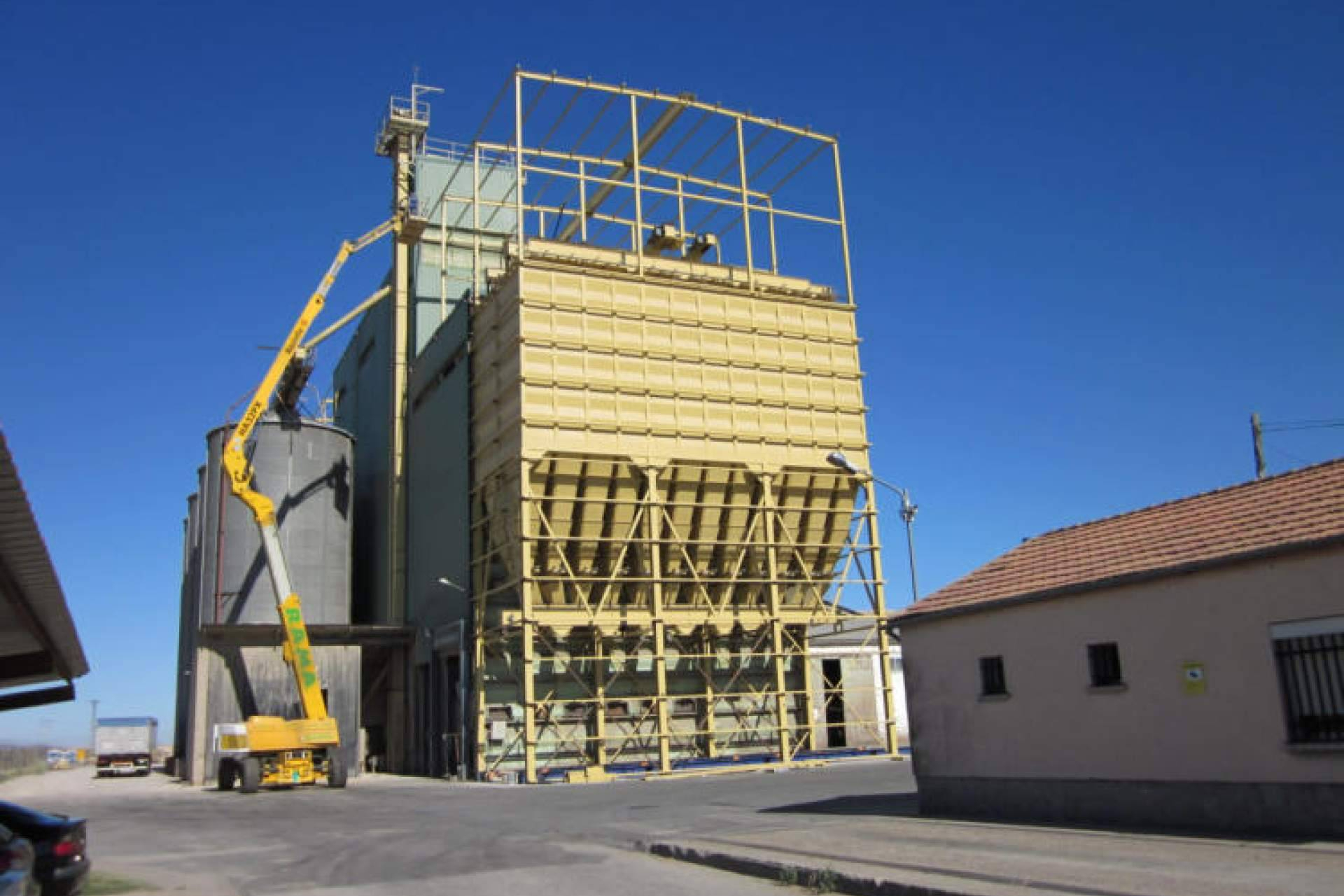 La fabricación de silos a medida impulsa el crecimiento técnico de CM Barreal en el ámbito agroindustrial