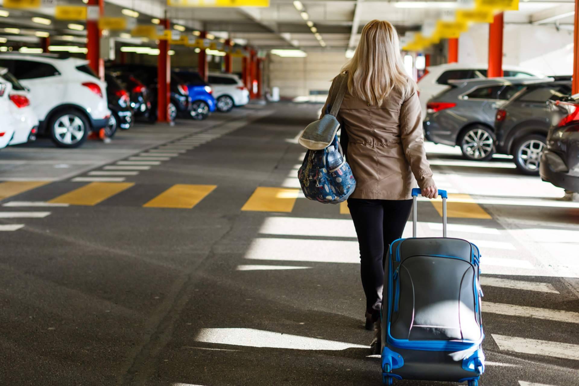 El modelo de parking de Aparcalo en el Aeropuerto de Alicante incorpora traslado y control 24h