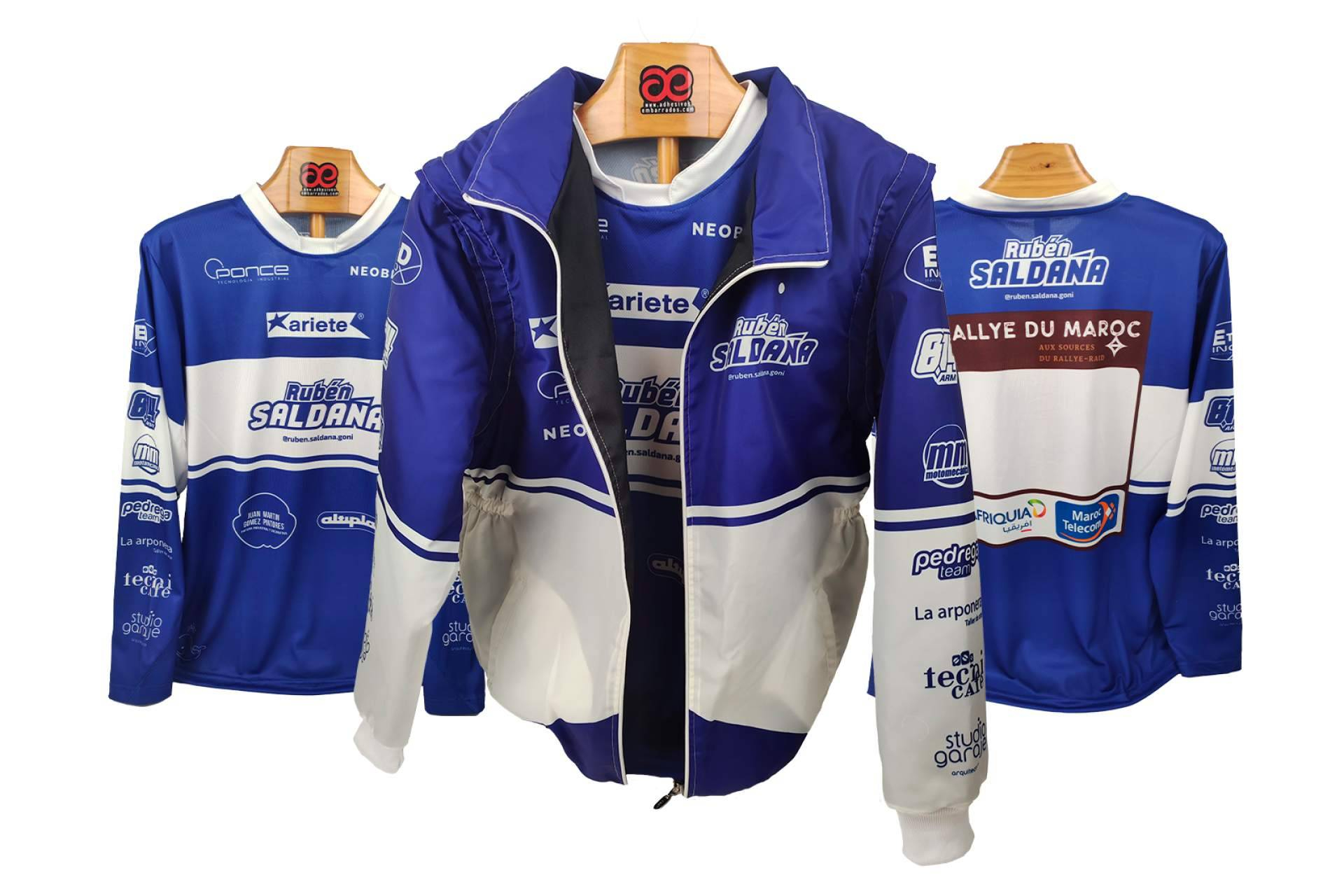 ADHESIVOSEMBARRADOS amplía su catálogo con ropa personalizada para motocross adaptada a cada piloto