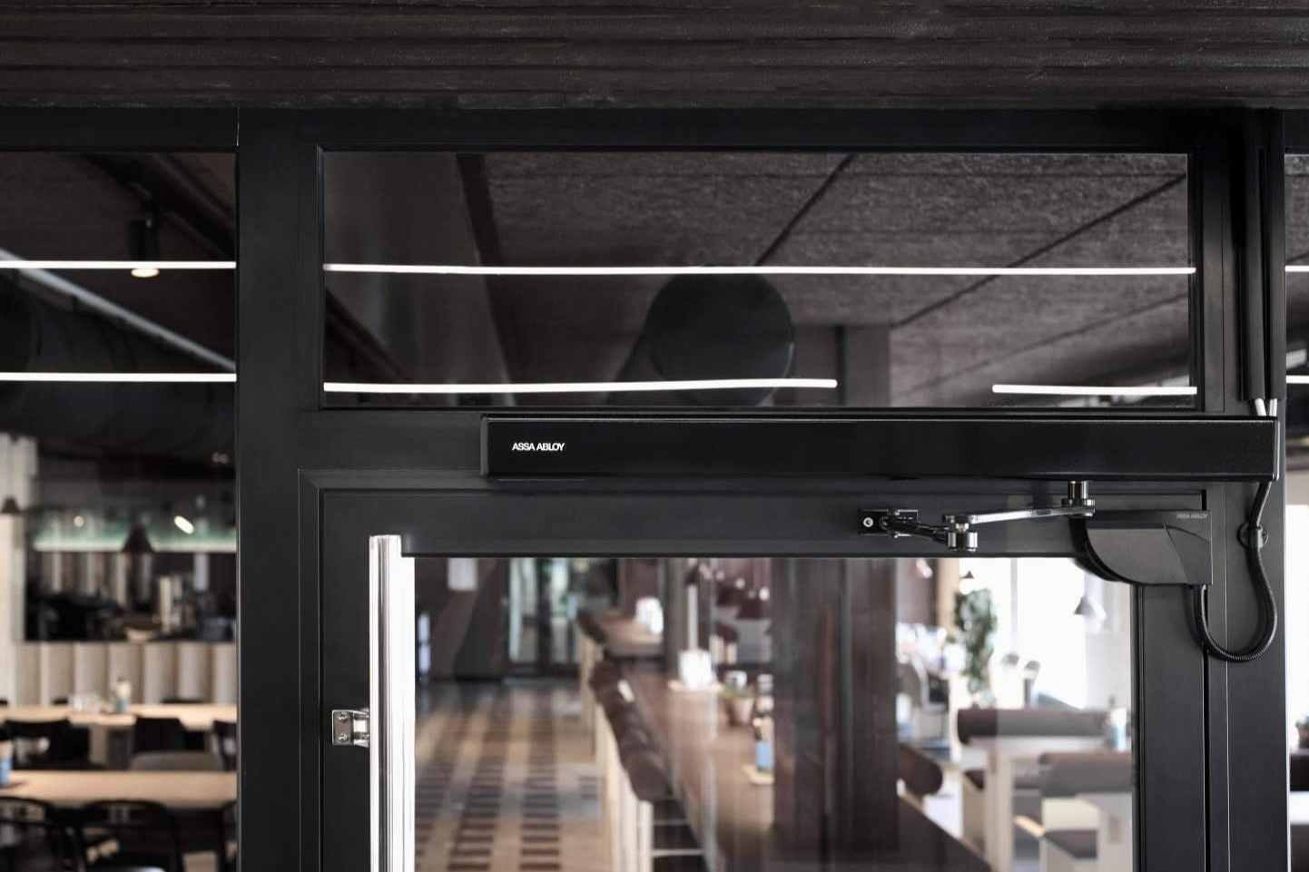 Puertas automáticas eficientes y seguras para el sector hospitality; la experiencia de ASSA ABLOY Entrance