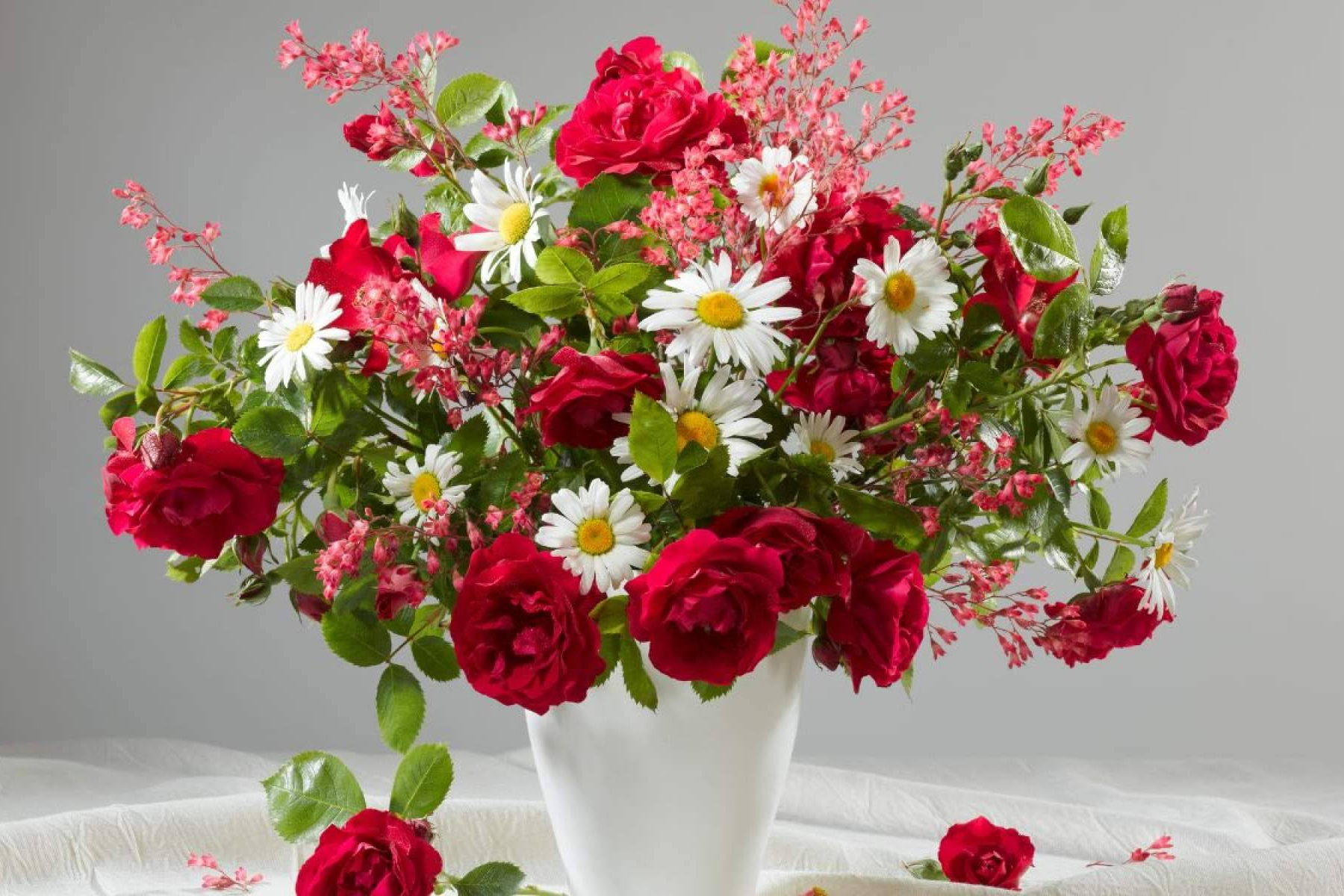 La Rosa de Oro consolida su presencia como floristería online con servicio propio en Sevilla