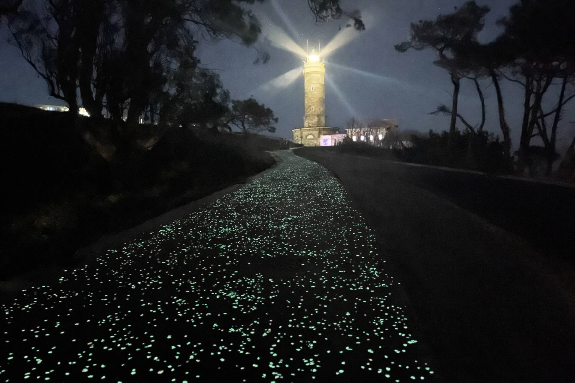 Abadecom Urban lleva la magia de su árido fotoluminiscente Litolux al Faro de Cabo Mayor en Santander