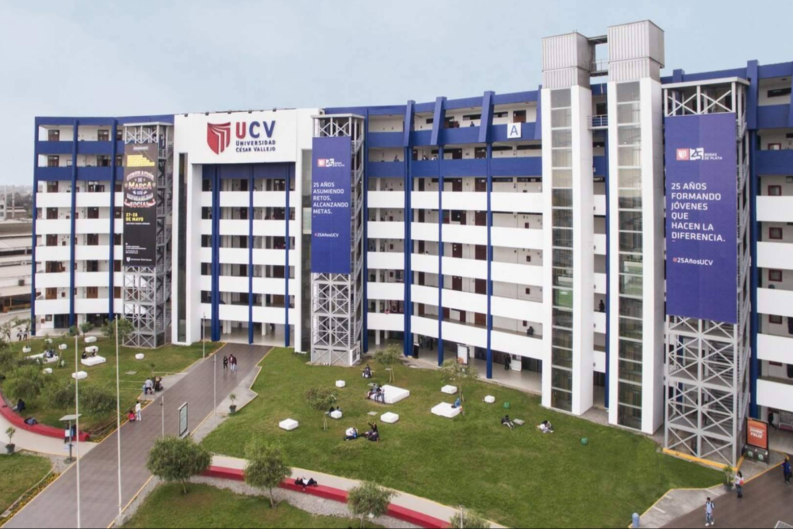¿Qué universidad ofrece una formación completa para estudiar a distancia?