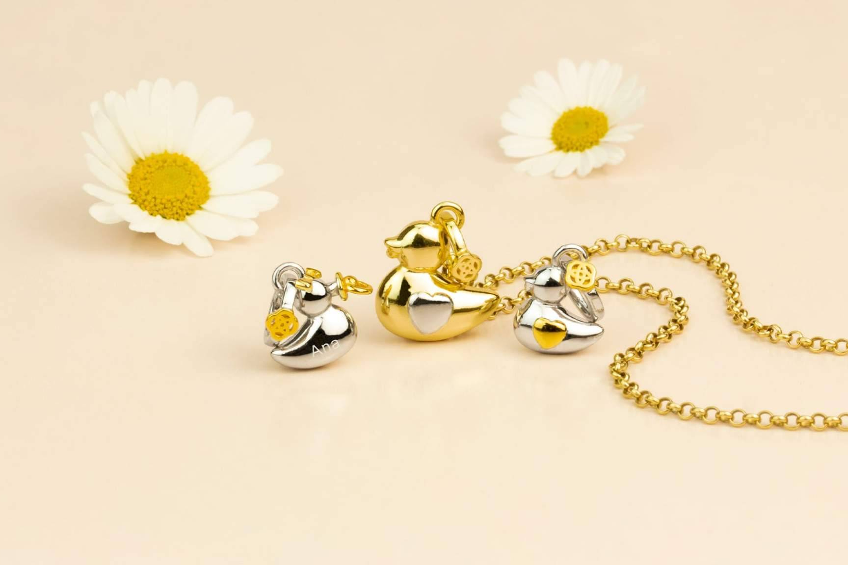 Una joyeria de Barcelona hace llorar a las madres de media Espana con un colgante de patitos