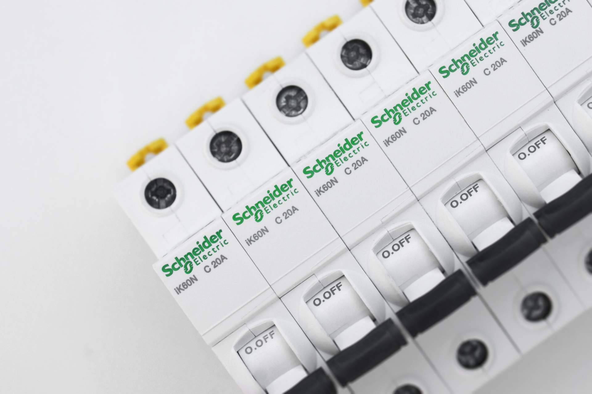 Comprar material eléctrico profesional online resulta más fácil con el servicio ágil de Cadenza Electric