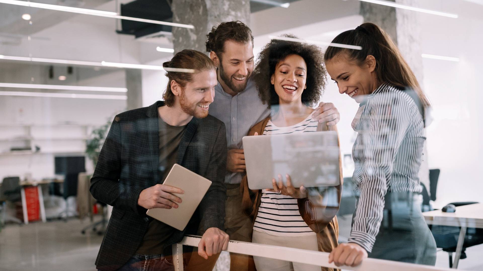 La IA entra en la comunicación interna con una exigencia nueva; adaptarse a cada empresa