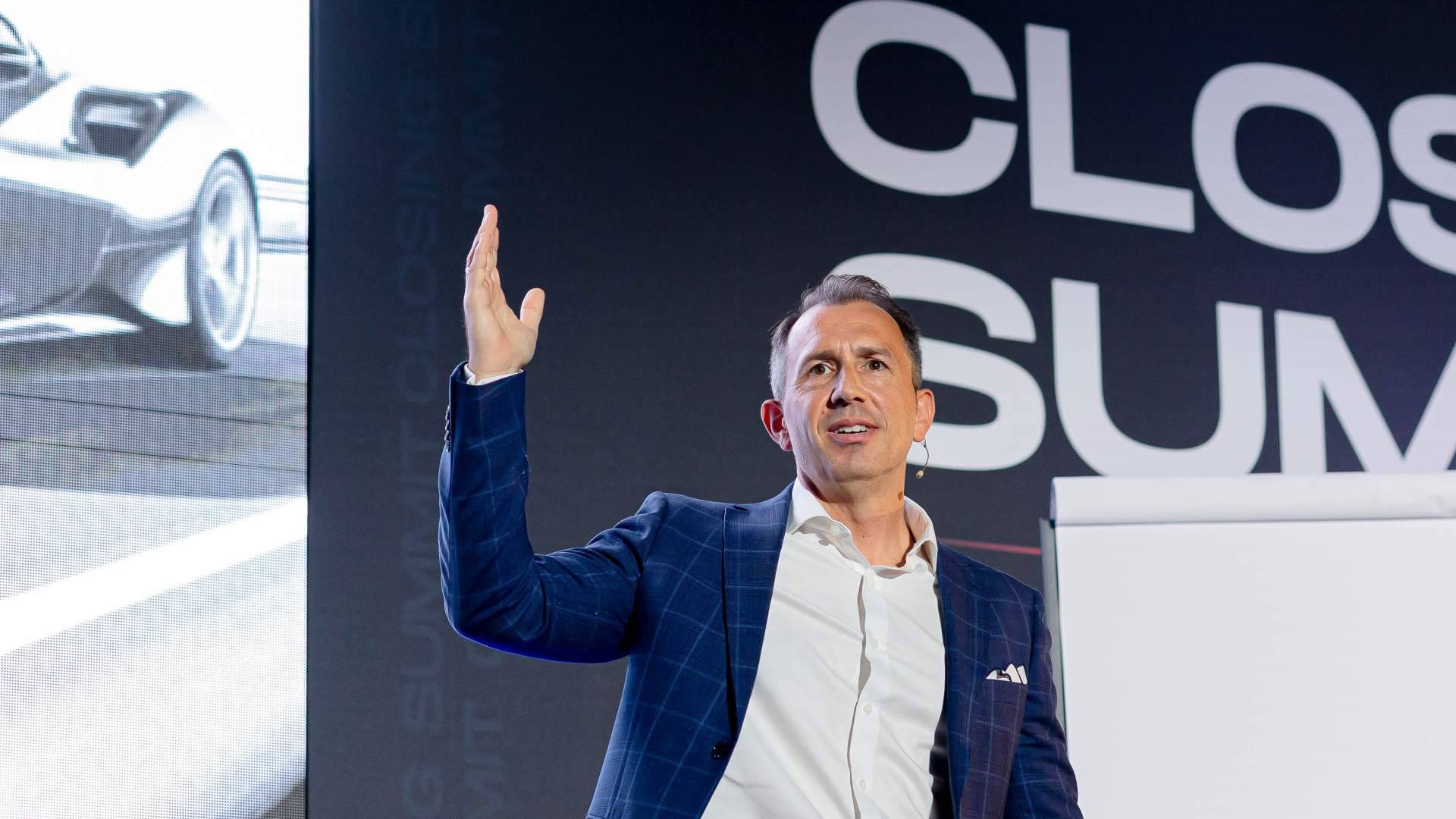 Alfonso y Christian impulsan habilidades de cierre y negociación de alto valor con formación en ventas profesionales