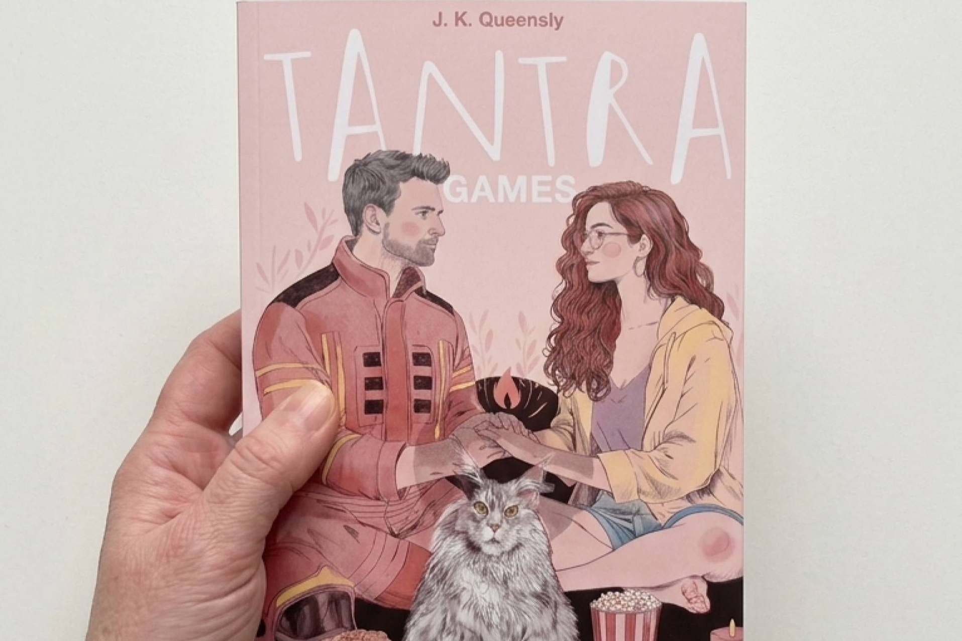 Una historia de amor inesperado y evolución personal marca el debut de J.K. Queensly en la novela romántica