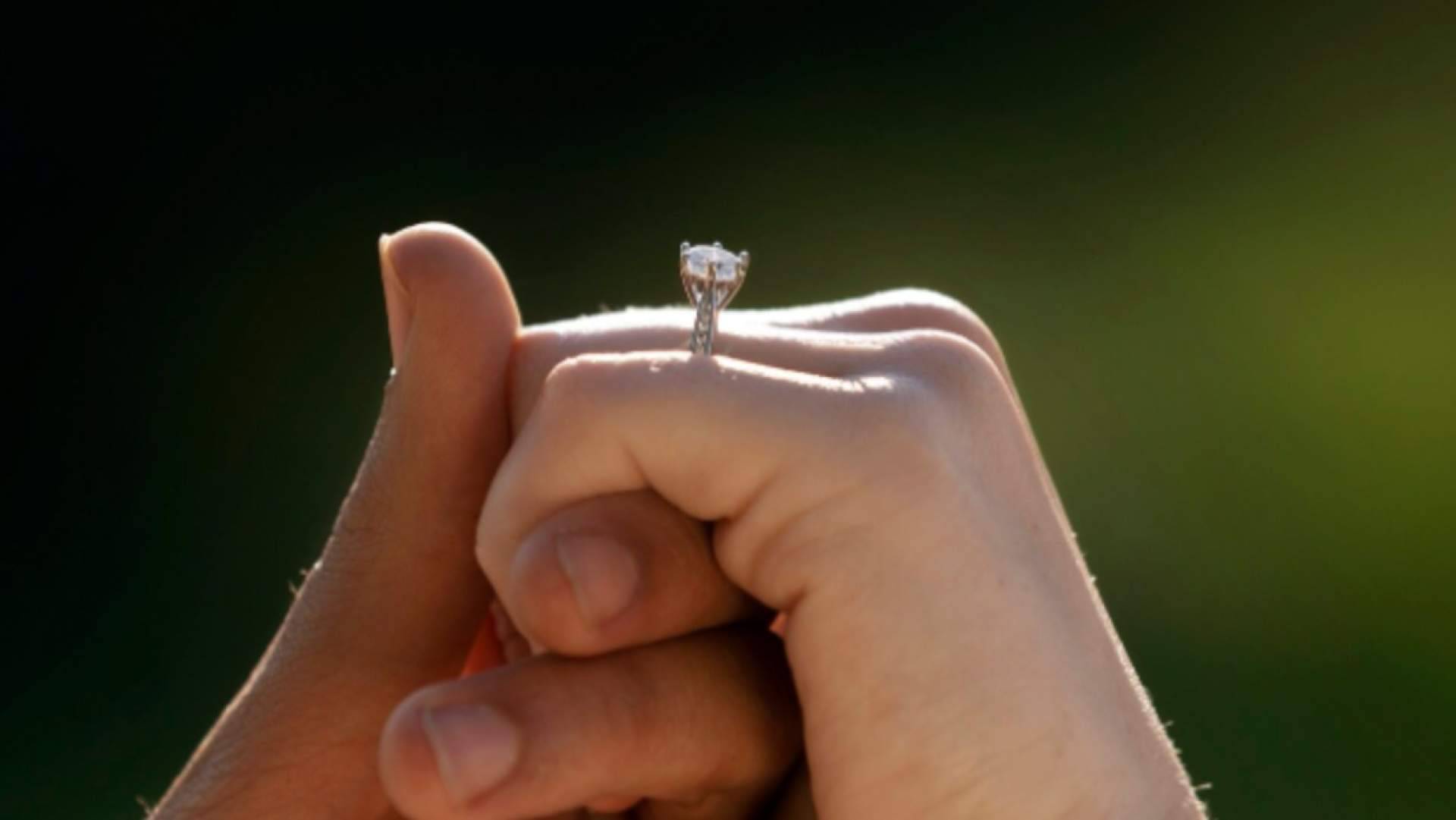 Los anillos de compromiso y alianzas evolucionan hacia un lujo más personal y contemporáneo