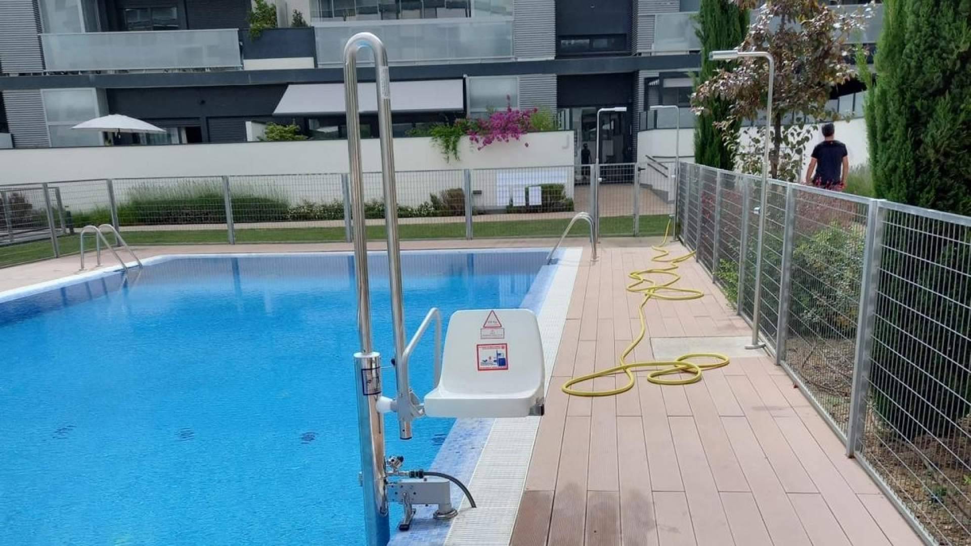 Grúas de piscina en Madrid, una opción eficaz para facilitar el acceso en piscinas comunitarias en verano