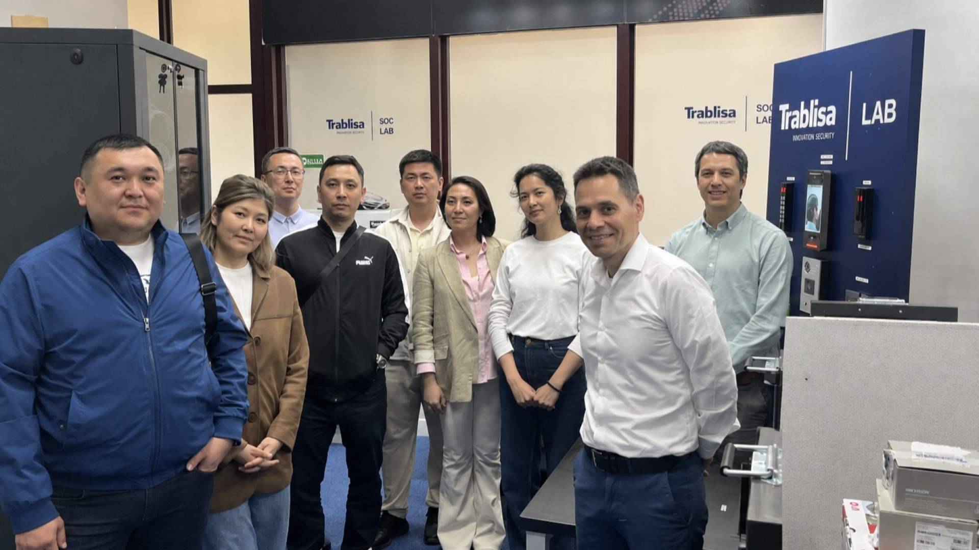 Delegación de empresarios de Kazajistán visitan Trablisa, empresa tecnológica líder en seguridad