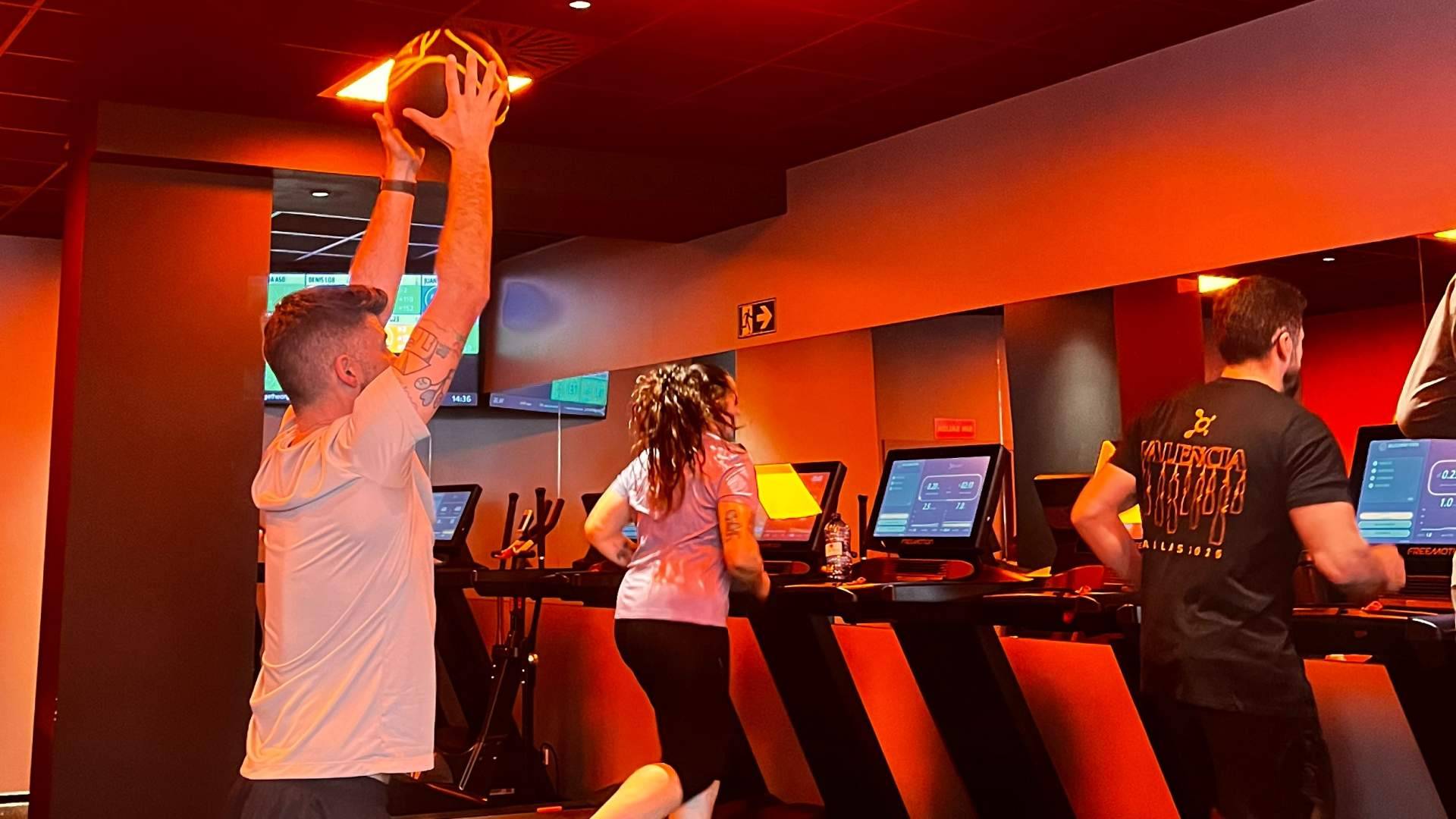 Se acabó el improvisar en el gimnasio; el método de cardio y fuerza de Orangetheory Fitness