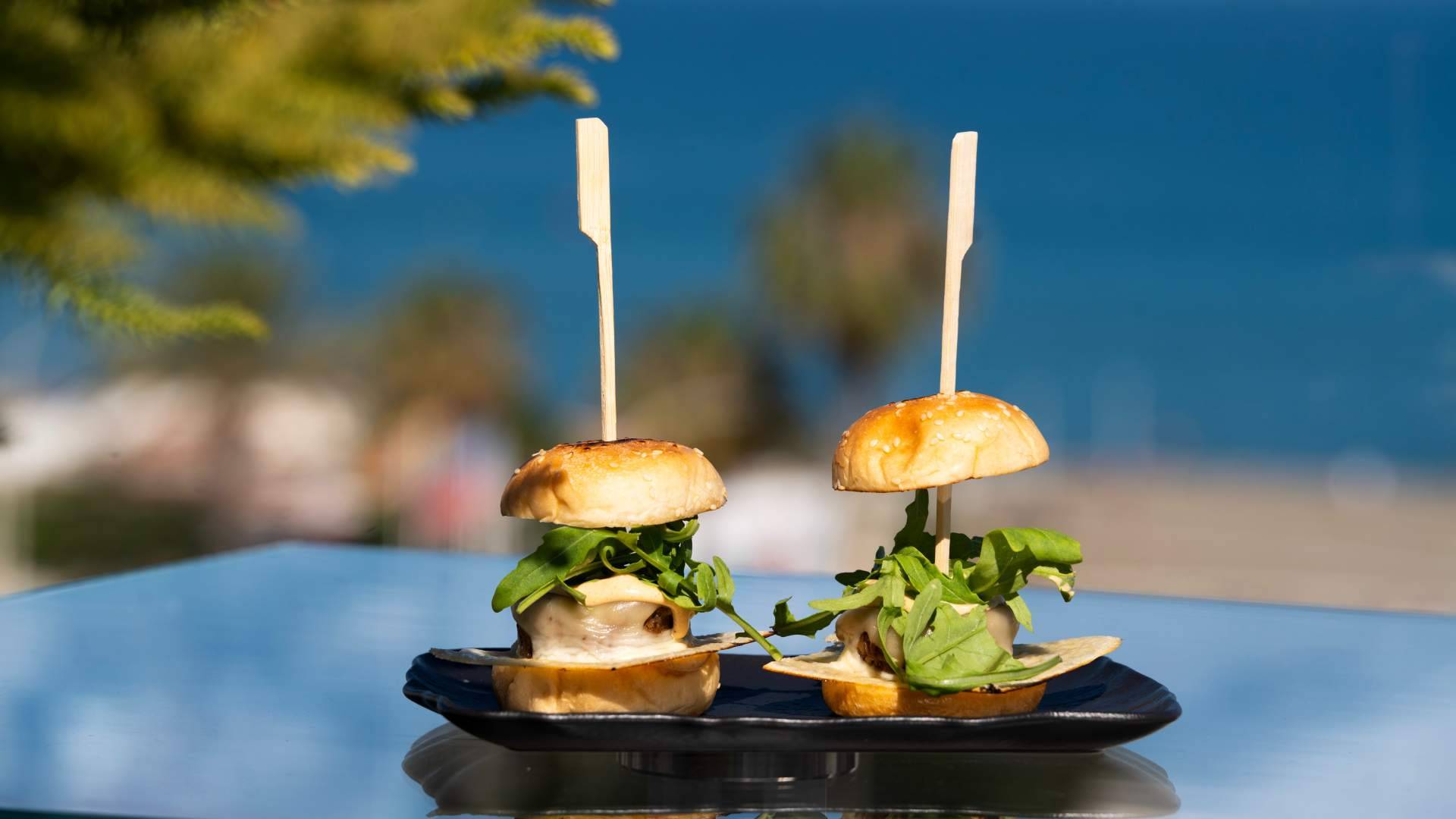Space Monkey Revoluciona el Verano en la Costa del Sol con el Lanzamiento de su Sky Lounge Oxtail Burger