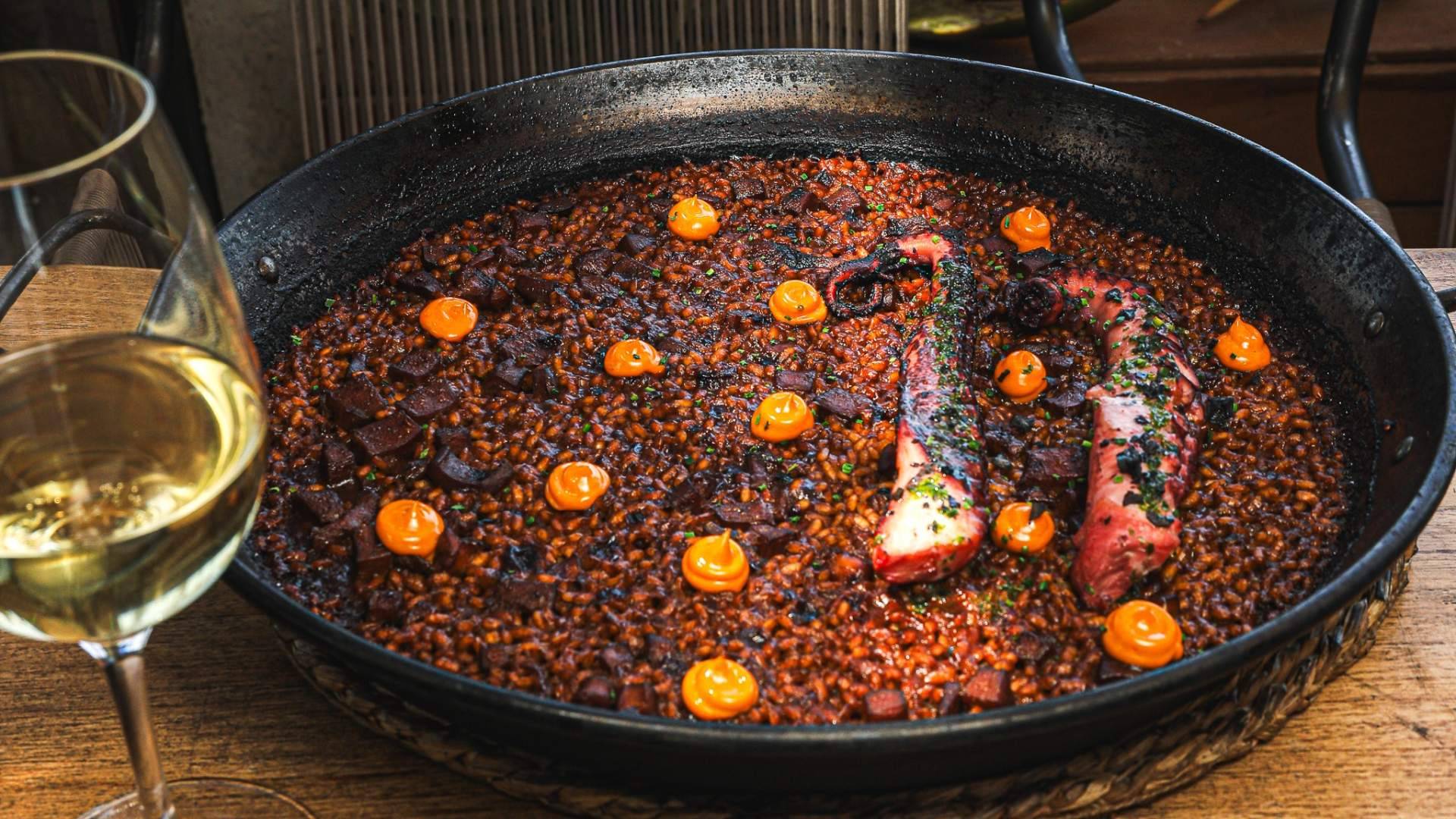 Fuego, mar y buen arroz; la nueva etapa de Barraca reivindica el placer mediterráneo sin pretensiones