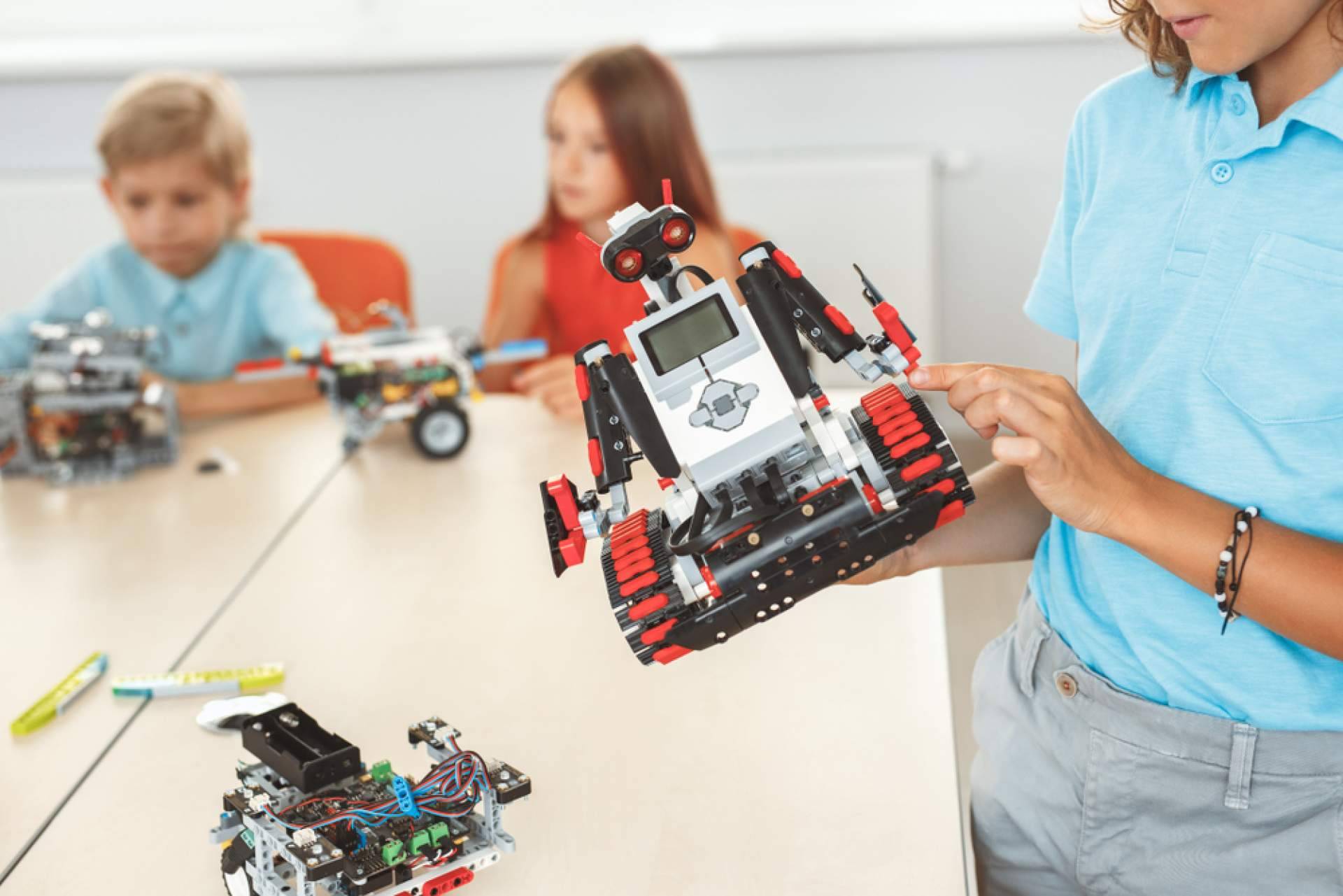 Entre robots, drones y videojuegos; el campamento de verano que une aprendizaje y diversión en Madrid