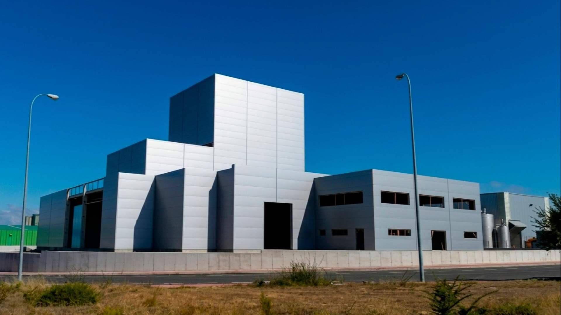 Estética y funcionalidad en la envolvente, el reto de proyectar los cerramientos de las naves industriales
