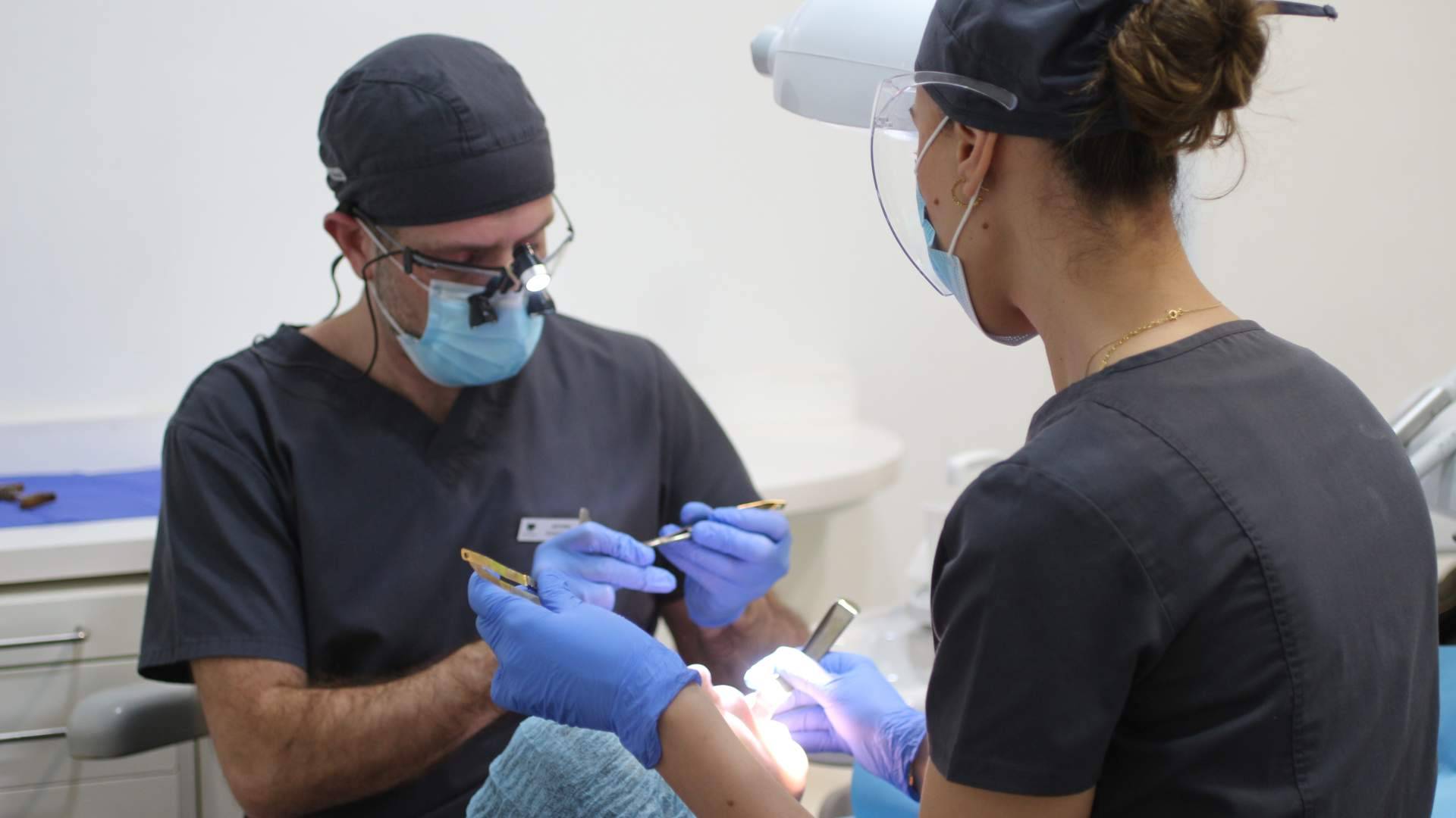 Implantes dentales en Alcobendas; por qué no conviene ignorar la pérdida de un diente