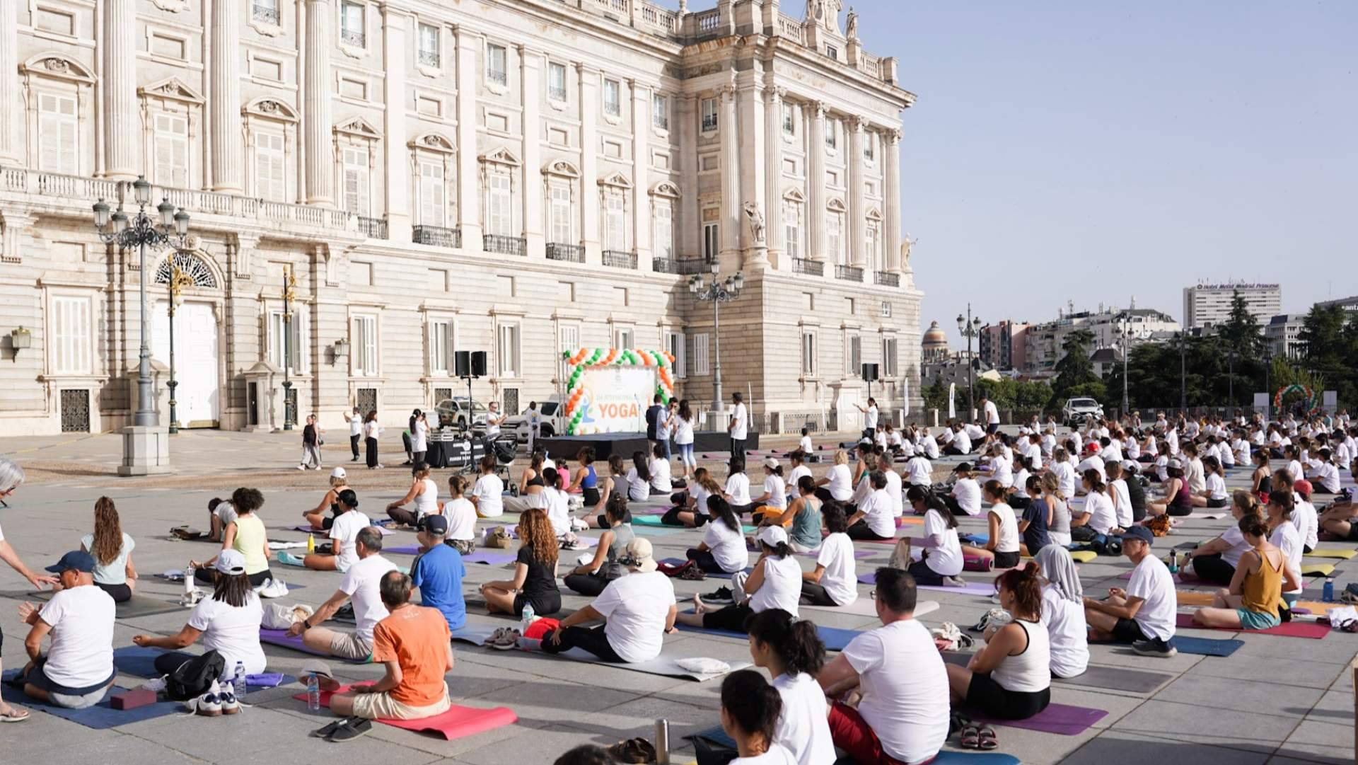 Madrid reúne a cerca de mil personas en la Plaza de Oriente por el Día Internacional del Yoga