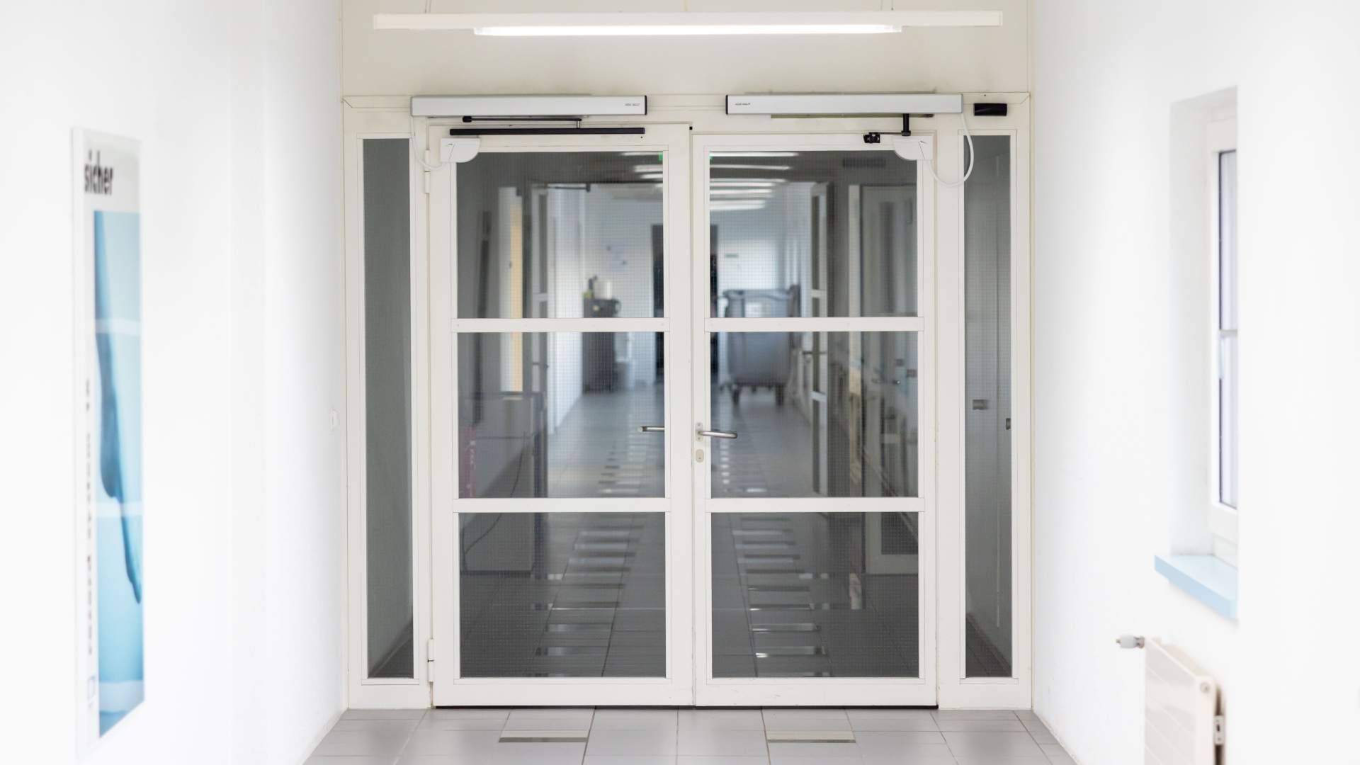 El nuevo estándar tecnológico de ASSA ABLOY que redefine el consumo energético en las puertas de paso