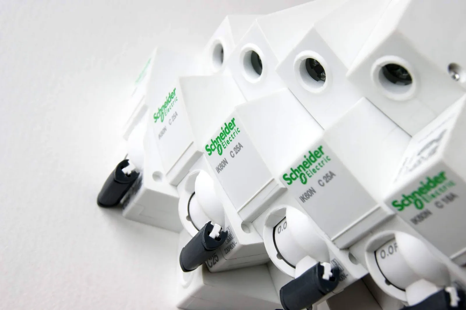 Cadenza Electric fortalece su catálogo de material eléctrico Schneider Electric con entrega inmediata
