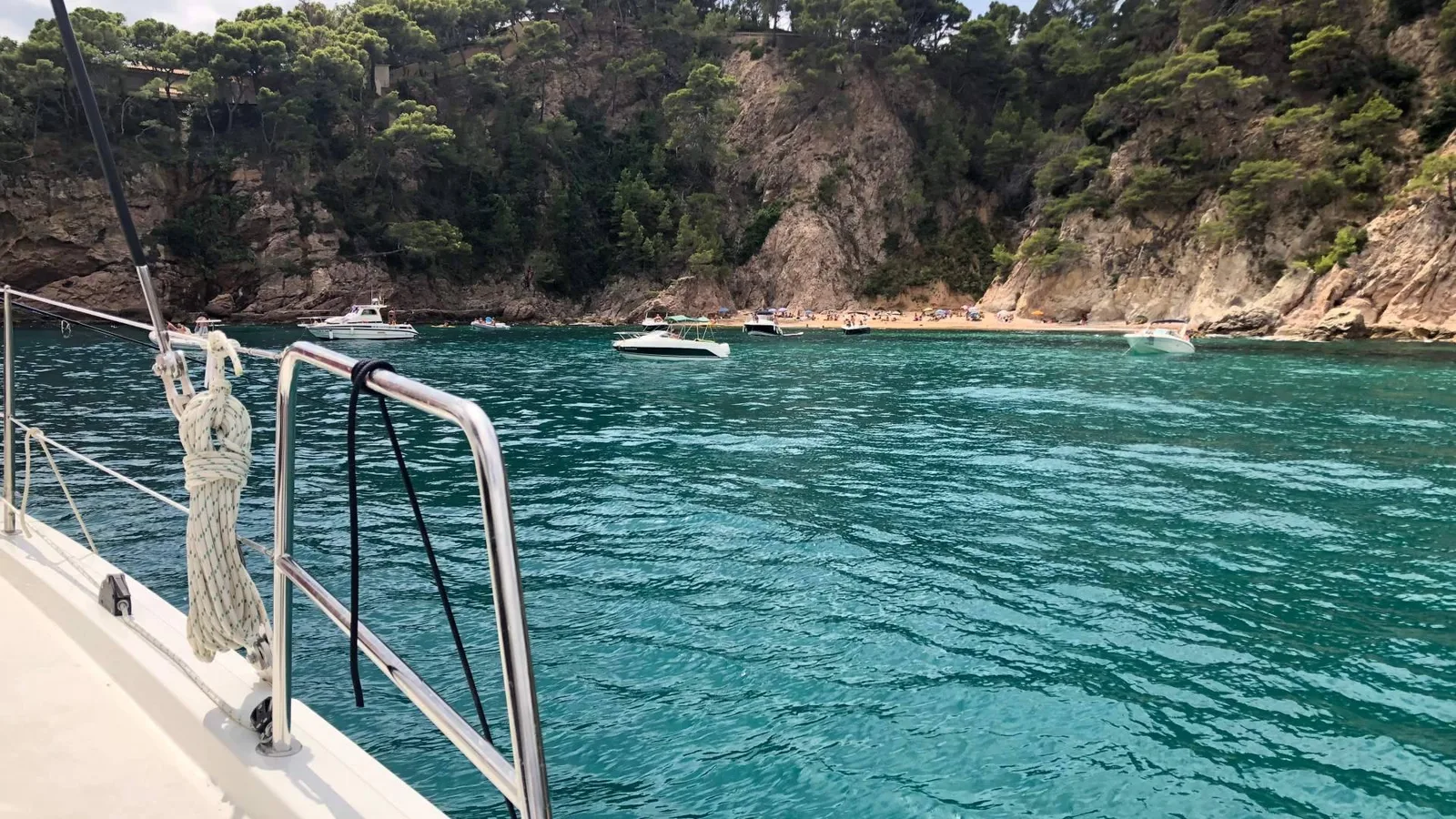 Sondevela acerca la Costa Brava, Sitges y Baleares con salidas en catamarán desde Barcelona