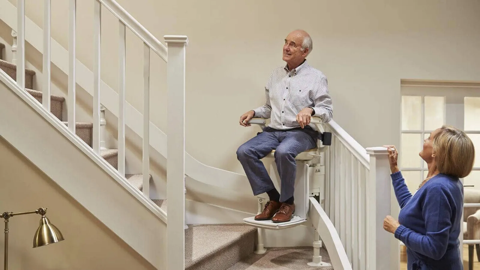Cómo los salvaescaleras en Madrid ayudan a mantener la autonomía en el hogar