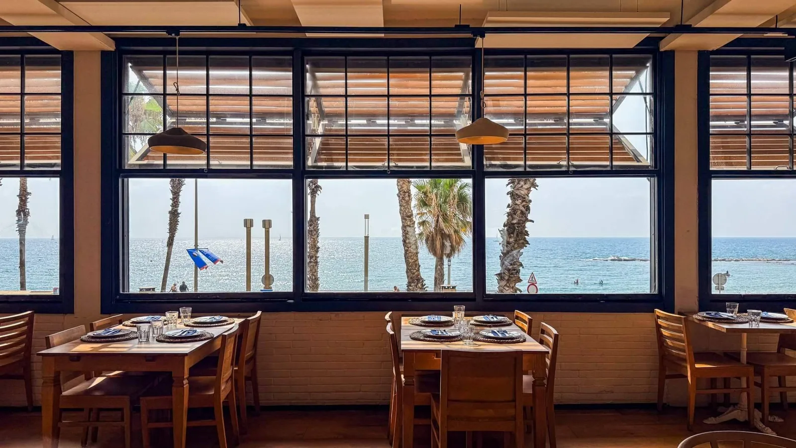Dónde comer paella en Barcelona en agosto; Barraca, arroces y cocina mediterránea frente al mar